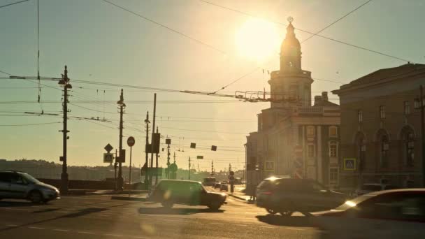 SAINT PETERSBURG, RUSSIA - MARZO 2019: Veicoli in movimento sul ponte al tramonto a Sait Petersburg — Video Stock