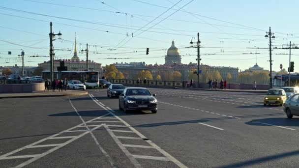 SAINT PETERSBURG, RUSSIA - MARZO 2019: Veicoli in movimento su strade e ponti di San Pietroburgo — Video Stock