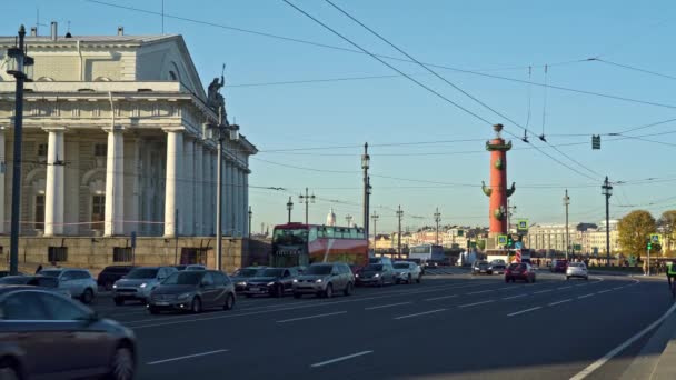 Sint-Petersburg, Rusland-maart 2019: rijdende voertuigen op de weg in de buurt van rostrale migratoire zuilen in Sint-Petersburg — Stockvideo
