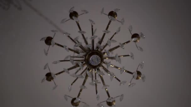 Круглое движение люстры под потолком — стоковое видео