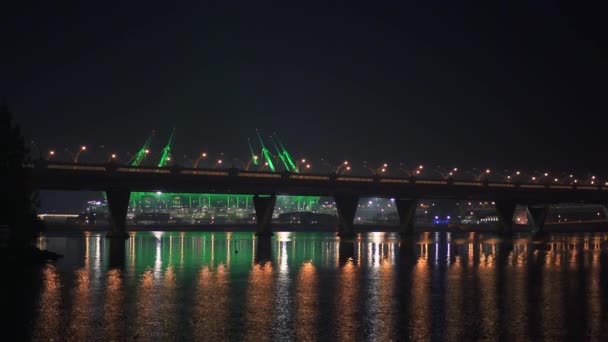 Sint-Petersburg, Rusland-30 maart 2019: nacht schot van het voetbalstadion veranderende kleuren over de rivier de Neva — Stockvideo