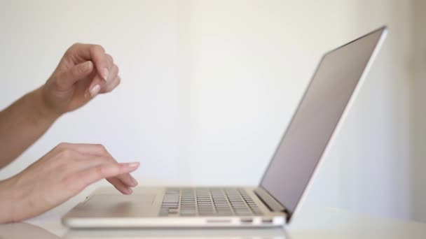 Primer plano de dedos femeninos presionando botones y escribiendo en una computadora portátil — Vídeo de stock