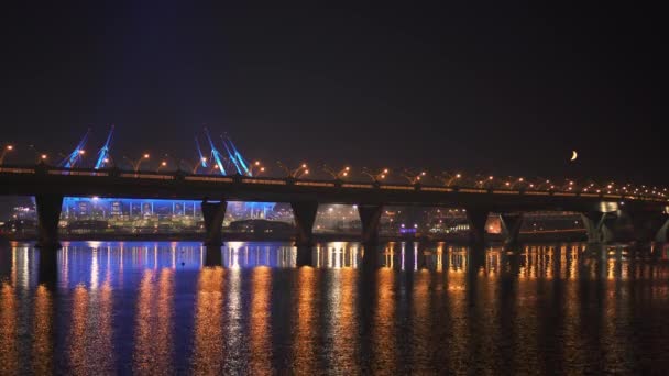 SAINT PETERSBURG, RUSSIA - 30 March 2019: Night shot of bridge lights over Neva river — Stock Video