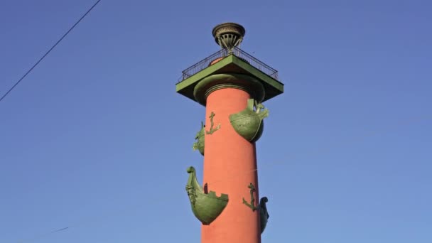サンクトペテルブルクの赤く塗られたロストラル柱の傾斜 — ストック動画