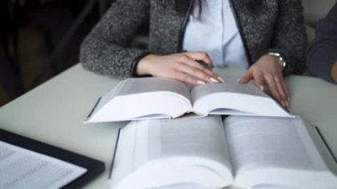 Kadın elleri büyük ansiklopedi sayfaları üzerinde dönüm