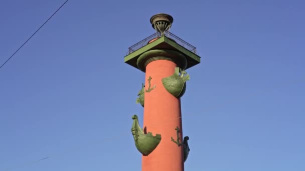 SAN PETERSBURG, RUSIA - MARZO 2019: Inclinación de columnas rostrales pintadas de rojo en San Petersburgo — Vídeos de Stock