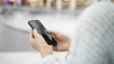 Yürürken kadın kaydırma telefon el yavaş hareket