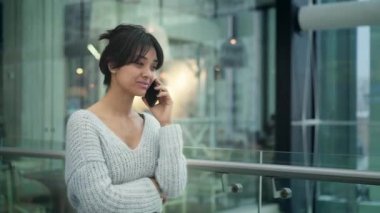 Yürürken telefonda konuşurken gülen Asyalı kadın Orta çekim yavaş hareket