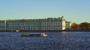 İlkbaharda Kışlık Saray'ın arka planında yüzen bir tekne, St. Petersburg