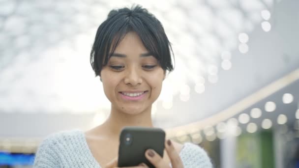 Handheld-Zeitlupe Nahaufnahme von asiatischen Frauen scrollen Telefon auf großen Mall-Hintergrund — Stockvideo