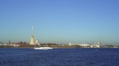 Saint Petersburg, Rusya - Mart 2019: İlkbaharda Peter ve Paul Kalesi'nin önünde yüzen bir turist teknesi