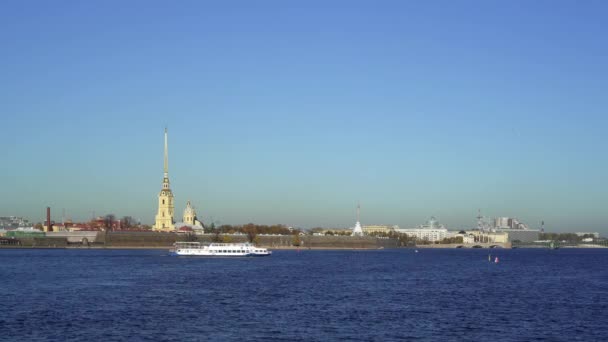 Szentpétervár, Oroszország-március 2019: egy turista hajó lebeg előtt Péter és Paul Fortress tavasszal — Stock videók