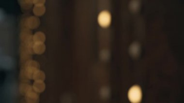 Dış süslemeler Noel hazırlıkları. Binanın kırmızı granit üzerinde ışık lambaları Closeup bulanık el çekim