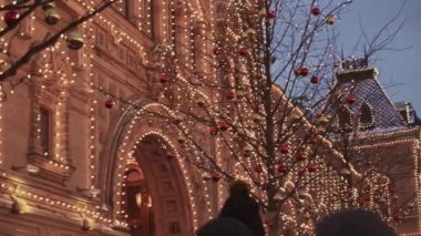 Moskova, Rusya - 6 Aralık: Moskova merkezi Kızıl Meydan'da Gum ve noel ağacının el çekim