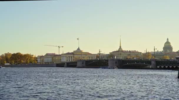 Vehículos en movimiento por carretera y barco bajo el puente de San Petersburgo — Vídeos de Stock