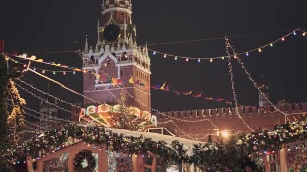 Moskou, Rusland-6 december: Kerstmarkt op het Rode plein in Moskou, Spasskaya toren op de achtergrond. — Stockvideo