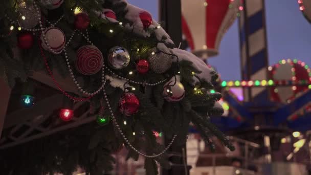 MOSCOW, RÚSSIA - 6 DE DEZEMBRO: Pan tiro de carrossel na feira de Natal no Kremlin de Moscou na praça vermelha — Vídeo de Stock