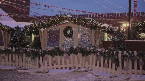Moscow, Oroszország-december 6: fehér ajtó, fehér kerítés a karácsonyi vásár Moszkvában gyönyörűen festett — Stock videók