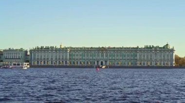 İlkbaharda Kışlık Saray'ın arka planında yüzen bir tekne, St. Petersburg