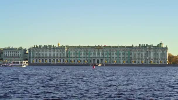 En båt som flyter på bakgrund av Vinterpalatset på våren, Sankt Petersburg — Stockvideo