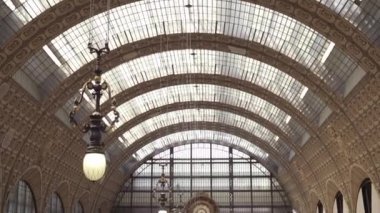 Paris, Fransa-17 Haziran, 2019: gerçek zamanlı Musee Dorsay shot çatı kurulması. Müze, dünyada Izlenimciler ve post-Impressionists tarafından resimlerin en büyük koleksiyonuna sahiptir.
