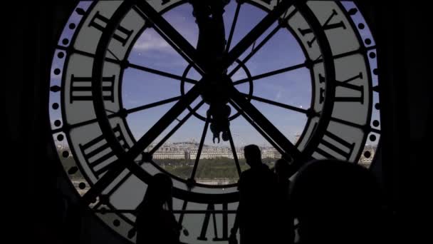 Parijs, Frankrijk-juni 17 2019: real time medium shot van de klok Musee Dorsay. — Stockvideo