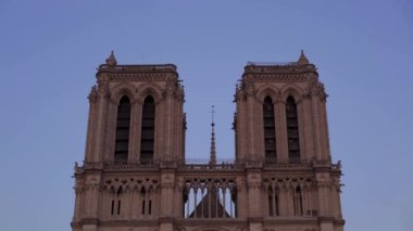 Paris, Fransa-Haziran 17 2019: gün batımında Notre Dame de Paris gerçek zamanlı orta çekim. Gotik cathdreal Notre Dame de Paris yakınlarındaki turistler kalabalık.
