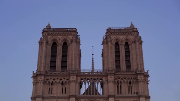 Parijs, Frankrijk-juni 17 2019: real time medium shot van Notre Dame de Paris bij zonsondergang. Drukte van toeristen in de buurt van de gotische cathdreal Notre Dame de Paris. — Stockvideo