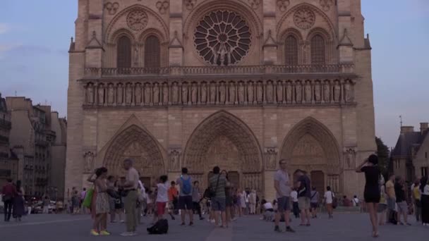 Παρίσι, Γαλλία-Ιούνιος 17 2019: μέτριο πλάνο της Notre Dame de Paris το ηλιοβασίλεμα. Πλήθη τουριστών κοντά στη Γοτθική Παναγία των Παρισίων. — Αρχείο Βίντεο