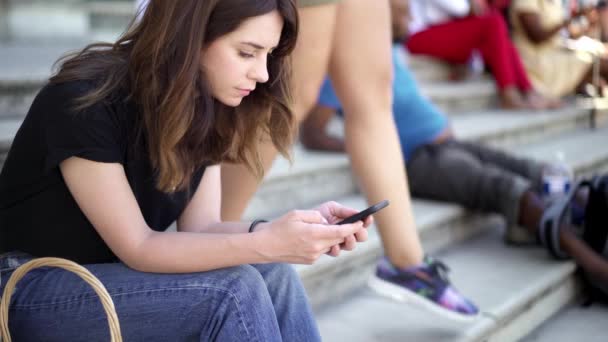 V reálném čase je zastřelena žena smartphone, která sedí na schodech v Paříži. — Stock video