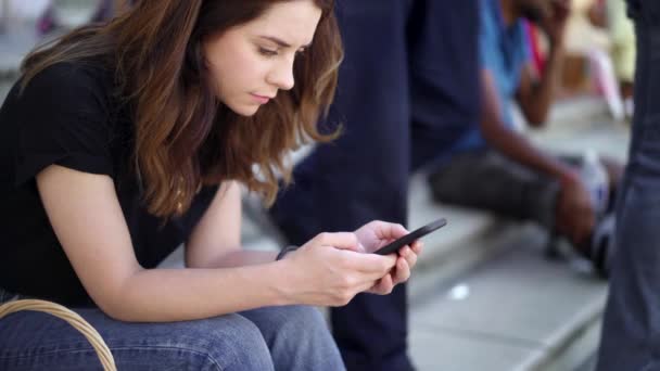 Real tid skott av kvinna med smartphone sitter på trappan i Paris textning. — Stockvideo