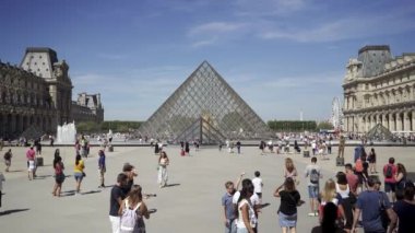 Paris-Haziran 17 2019: turistler bir çekim kuran gerçek zamanlı Louvre önünde yürümek. Louvre Müzesi dünyanın en çok ziyaret edilen sanat müzesinden biridir.