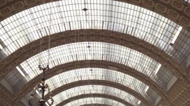 Paris, Fransa-17 Haziran, 2019: gerçek zamanlı Musee Dorsay shot çatı kurulması. Müze, dünyada Izlenimciler ve post-Impressionists tarafından resimlerin en büyük koleksiyonuna sahiptir.