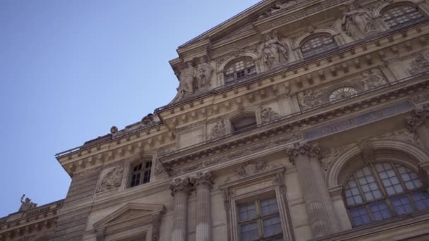 Αριστερά προς το δεξιό τηγάνι σε πραγματικό χρόνο μεσαίο πλάνο του Λούβρου στο Παρίσι. — Αρχείο Βίντεο