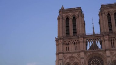 Paris, Fransa-Haziran 17 2019: gün batımında Notre Dame de Paris gerçek zamanlı orta çekim. Gotik cathdreal Notre Dame de Paris yakınlarındaki turistler kalabalık.