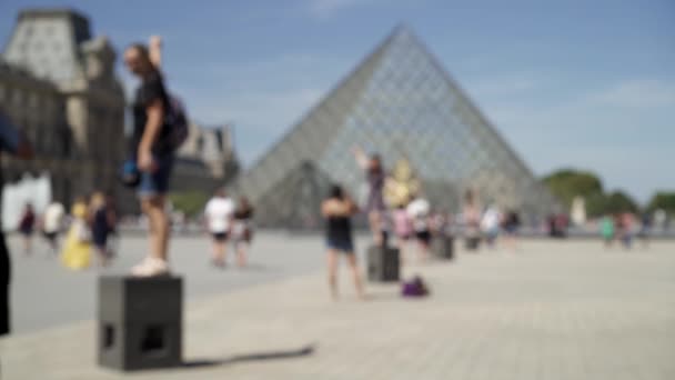 Paris-Haziran 17 2019: turistler bir çekim kuran gerçek zamanlı Louvre önünde yürümek. Louvre Müzesi dünyanın en çok ziyaret edilen sanat müzesinden biridir. — Stok video