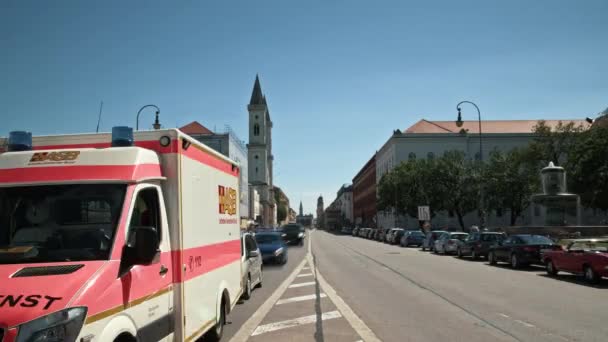 München, Duitsland-juli 01, 2019: timelapse van het verkeer in een grote stad. — Stockvideo