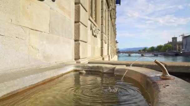 Zürich, Zwitserland-april 2019: oude kleine stenen fontein met waterstroom in Zürich — Stockvideo
