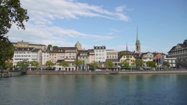 Цюрих, Швейцарія-Квітень 2019: Pan постріл центр Старого міста Цюріха і Ліммат в весняний час — стокове відео