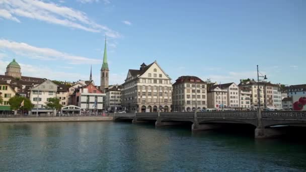 ZURICH, SUIZA - ABRIL 2019: Gimbal del centro histórico de Zúrich y Limmat en primavera — Vídeos de Stock