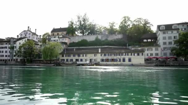 ZURICH, SWITZERLAND - APRIL 2019: Pan shot of Limmat in Zurich during spring time — Stock Video