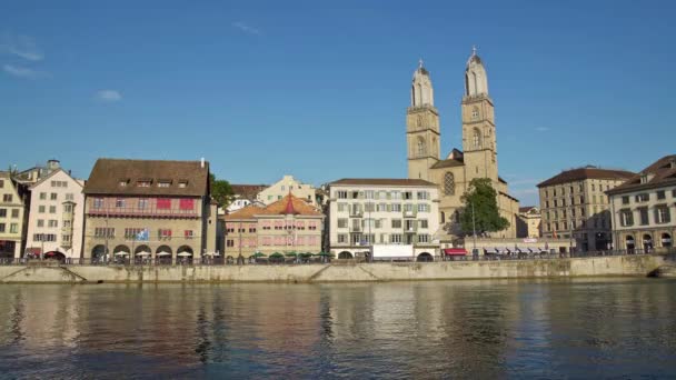 Zürich, Schweiz-april 2019: Gimbal skott av historiska Zürich centrum med Grossmünster kyrka, limmat River — Stockvideo