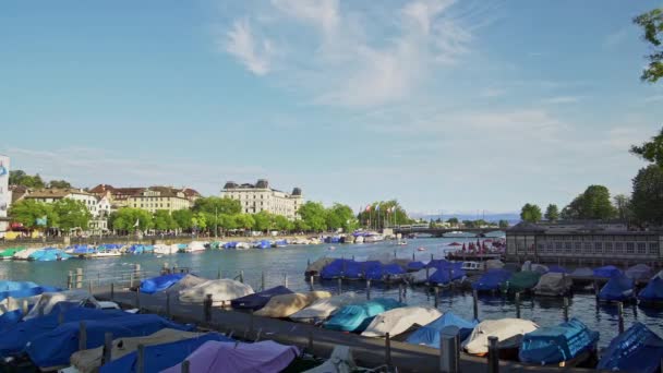 ЦЮРИХ, ШВЕЙЦАРИЯ - Апрель 2019: Весной на озере Цюрих, днем, в ряд лодок — стоковое видео