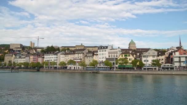 ZURICH, SUÍÇA - ABRIL 2019: Pan tiro de Zurique centro da cidade velha e Limmat na primavera — Vídeo de Stock