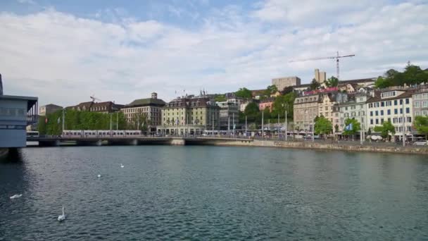 瑞士苏黎世 - 2019年4月:滨水区老房子和林马特河上的桥 — 图库视频影像