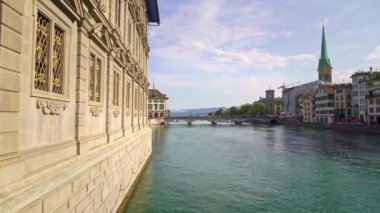 Zürih, İsviçre - Nisan 2019: Zürih'te bahar saati, yoldan geçen araba köprüsü ve gün ışığında Limmat