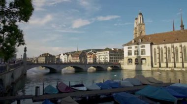Zürih, Isviçre-Nisan 2019: Zürih Eski Şehir Merkezi ve Limmat bahar zamanında gimbal vurdu