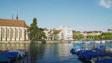 Zürih, Isviçre-Nisan 2019: gün ışığında bahar aylarında Zürih Gölü üzerinde tekne satırları