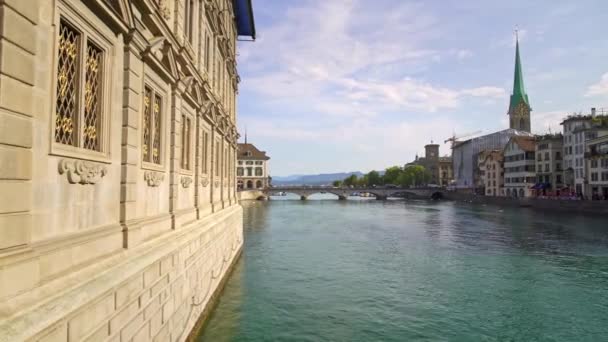 苏黎世，瑞士 - 2019年4月：苏黎世的春天时间，桥上有汽车经过，Limmat在白天 — 图库视频影像
