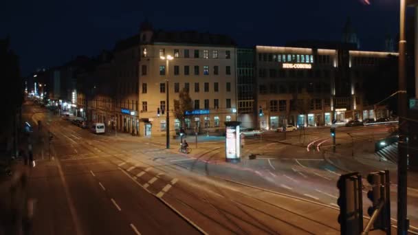 Munich, Tyskland-juli 30, 2019: Timelapse av natt trafikerar. Nattliv i storstaden. — Stockvideo